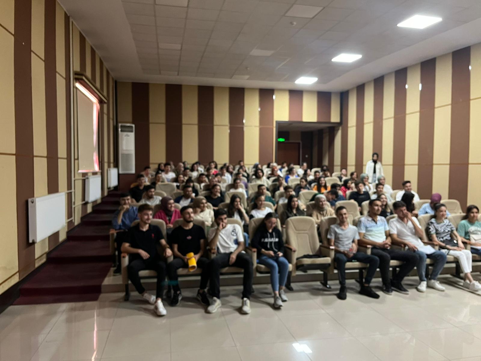 Finans Bankacılık ve Sigortacılık Bölümü 2022-2023 Güz Yarı Yılı Oryantasyon Eğitimi 06.10.2022 tarihinde bölüm öğretim elemanlarımızın ve öğrencilerimizin katılımıyla gerçekleştirildi.